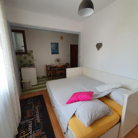Aenona Sunny Apartment Vrsi Exterior photo